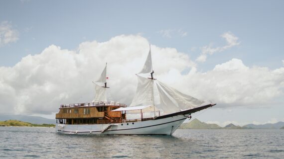 Zada Nara Phinisi Sailing Komodo Tour