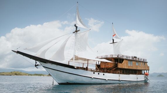 Zada Nara Phinisi Sailing Komodo Tour