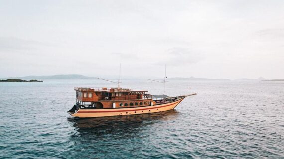 Kanha Loka Phinisi Komodo Tour