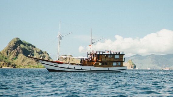 Andalucia Phinisi Komodo Tour