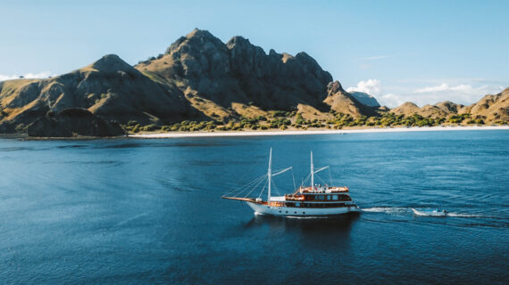 Yumana Phinisi Sailing Komodo Tour