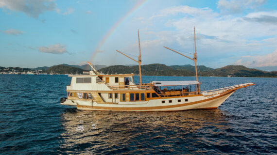 Almadira Phinisi Sailing Komodo Tour