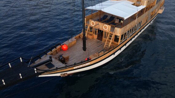 Lamborajo 3 Phinisi Sailing komodo tour