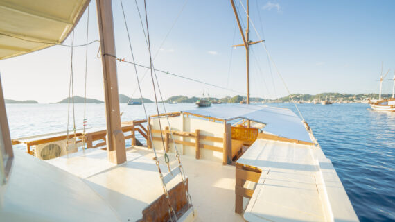 Almadira Phinisi Sailing Komodo Tour