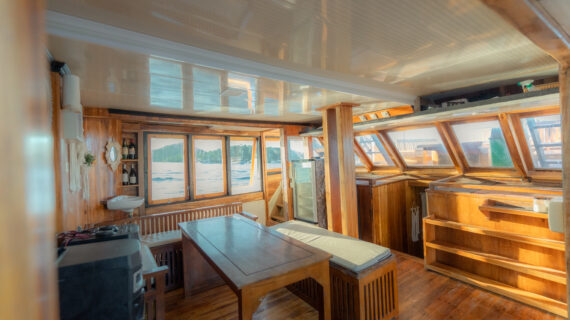 Almadira Phinisi Sailing Komodo Tour